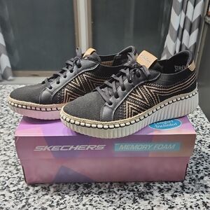 Skechers Women's Black and Tan Geometric Sneakers